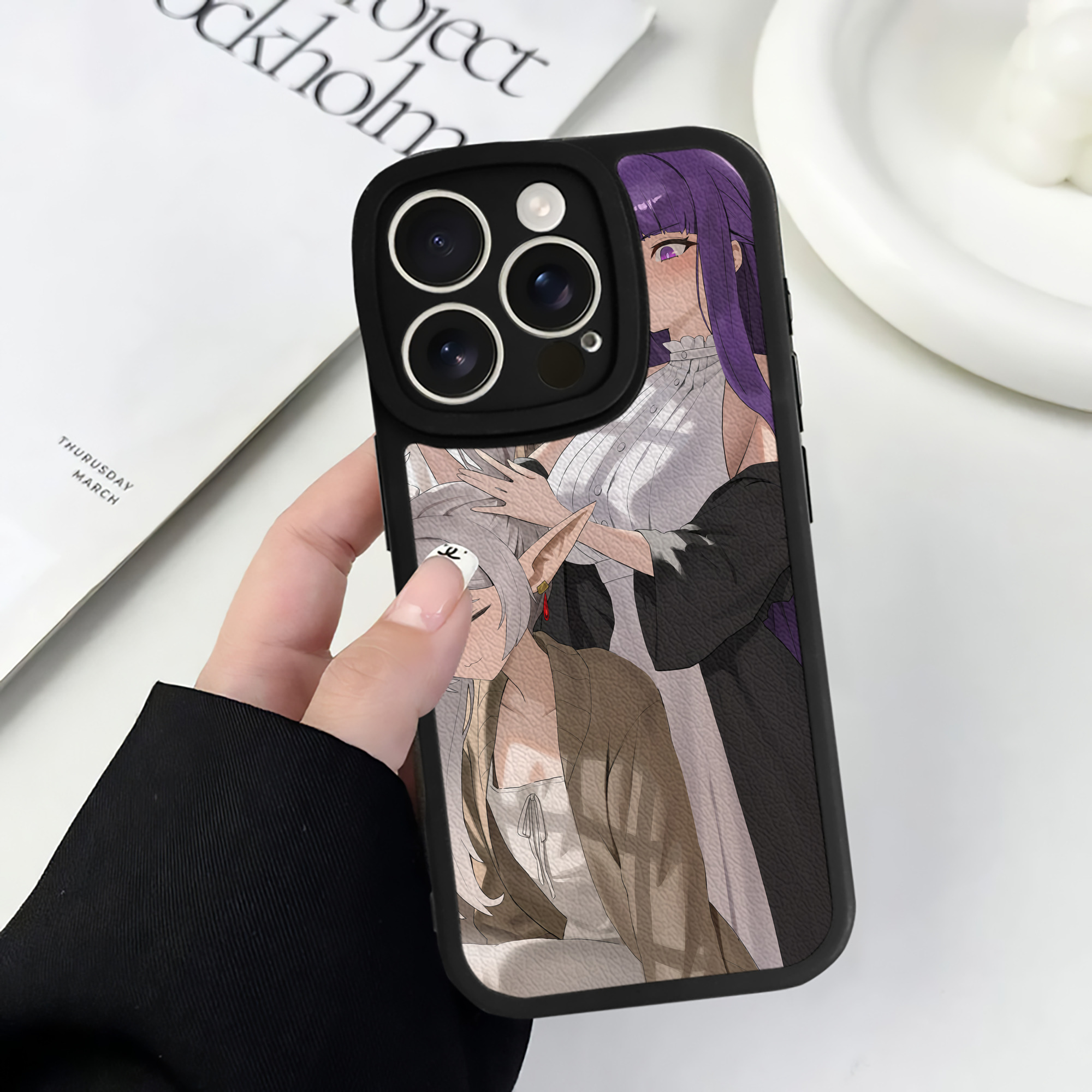 （画像用） 葬送のフリーレン Frieren 【iPhone 16シリーズ対応】シリコンスマホケース（レザー調） 材質：シリコン